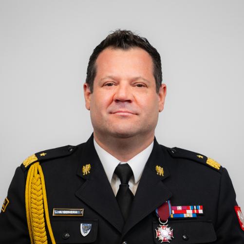 nadbryg. Artur Gonera w czarnym mundurze wyjściowym ze sznurem generalskim