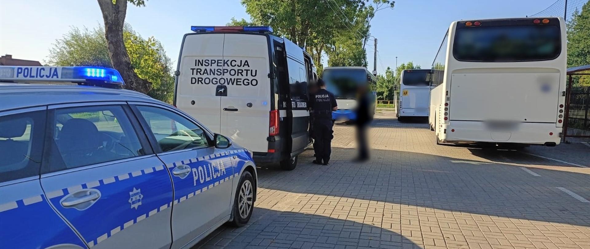Kontrola autobusu szkolnego przed jedną ze szkół podstawowych w powiecie mińskim. Funkcjonariusze mazowieckiej Inspekcji Transportu Drogowego przekazują kierowcę do dalszych czynności służbowych patrolowi Policji.