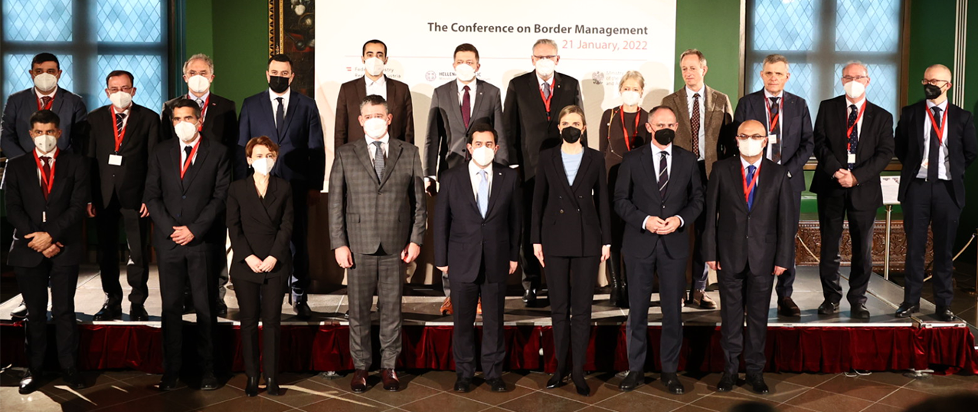 Na zdjęciu widać ministra Mariusza Kamińskiego pozującego do zdjęcia z innymi uczestnikami konferencji.