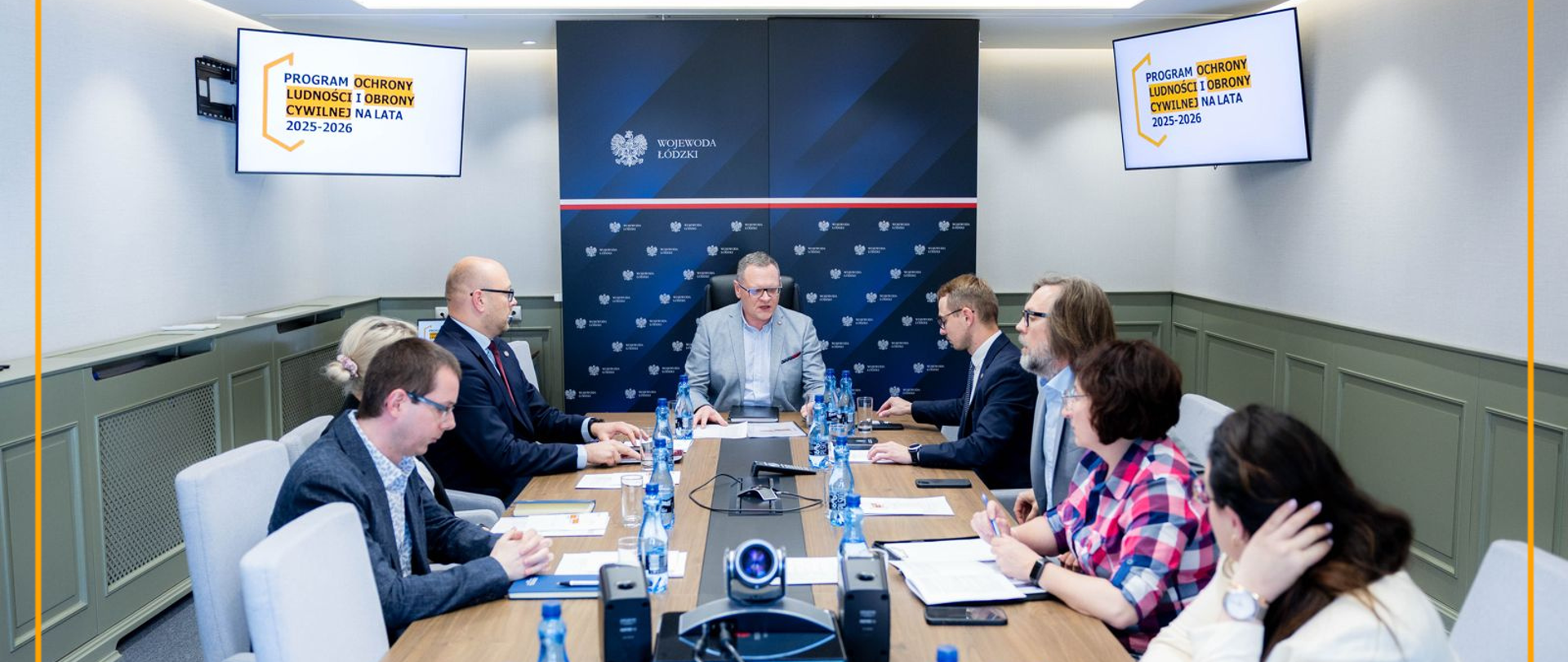 Członkowie zespołu do spraw wdrażania i realizacji zadań w zakresie ustawy o ochronie ludności i obronie cywilnej w województwie łódzkim, podczas posiedzenia 