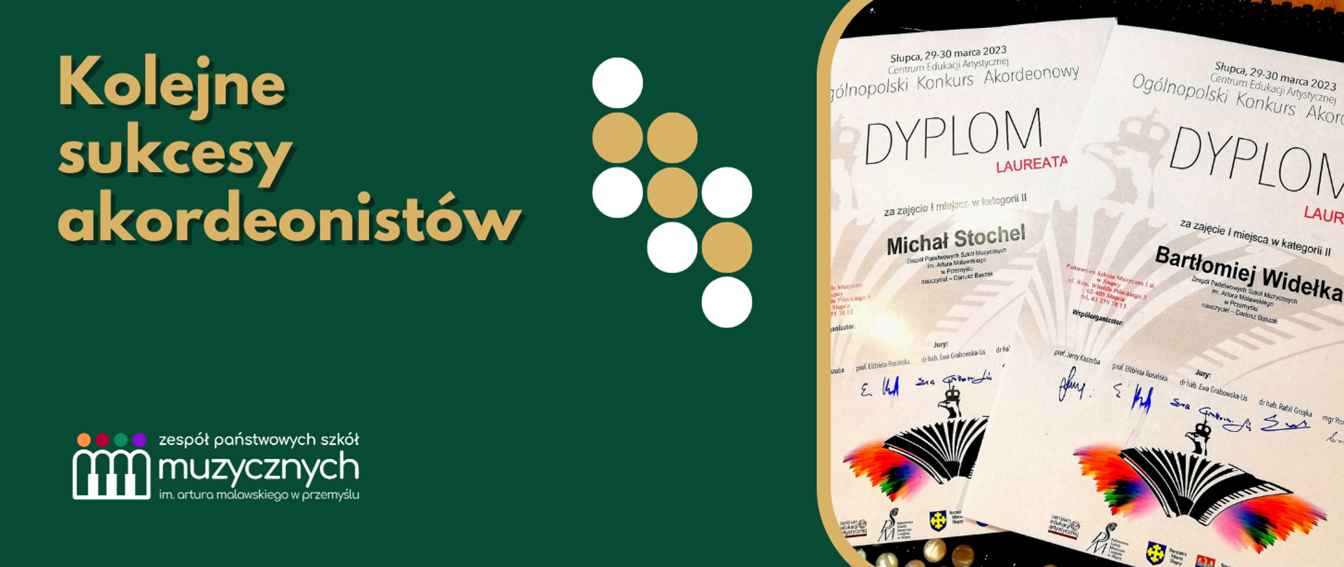 Na ciemnozielonym tle znajduje się napis „Kolejne sukcesy akordeonistów”
Poniżej logotyp szkoły. Na prawo od napisu znajdują się ułożone w ukosie w trzech rzędach i w dwóch kolorach kółka symbolizujące guziki akordeonu, dalej na prawo znajduje się zdjęcie dyplomów Ogólnopolskiego Konkursu akordeonowego w Słupcy.