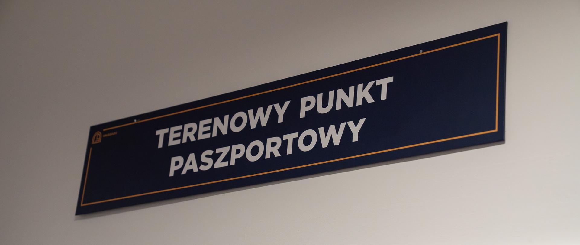 Tabliczka z nazwą punktu paszportowego wisząca nad drzwiami