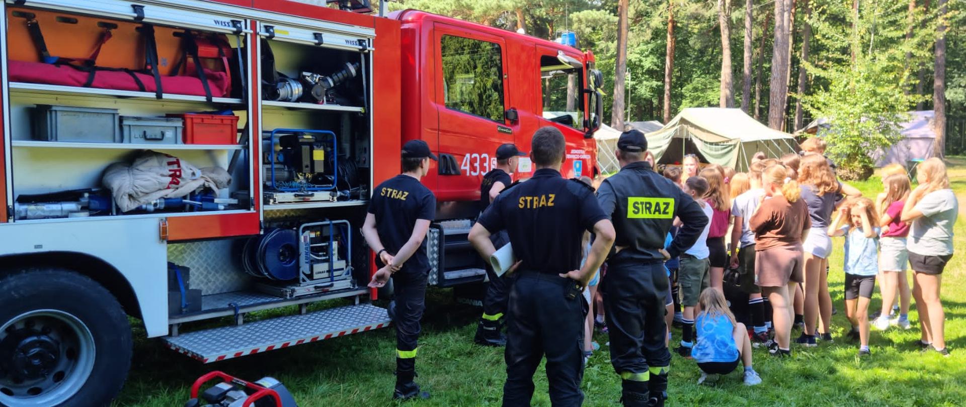 Wizyta strażaków na obozowisku harcerskim 