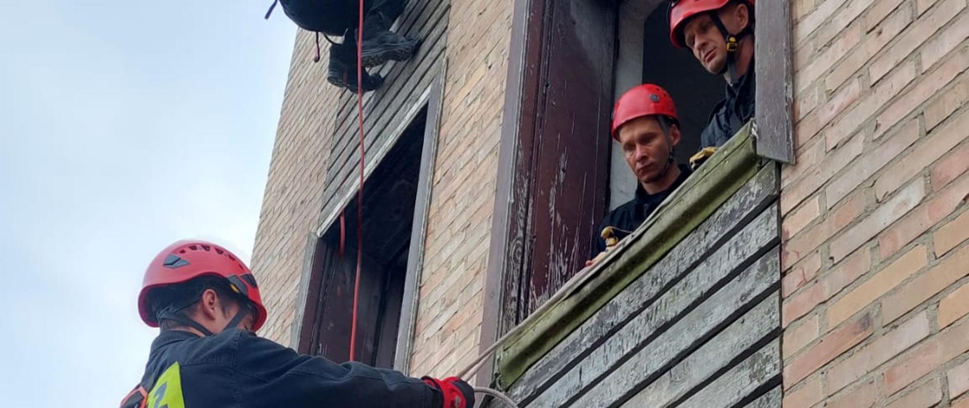 trażacy doskonalą techniki zjazdu