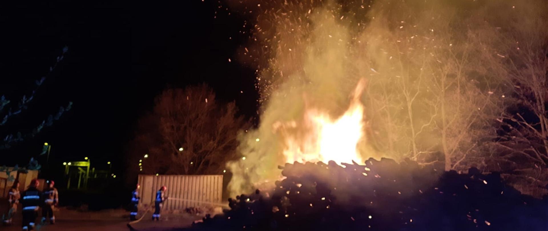 Pożar sterty drewna