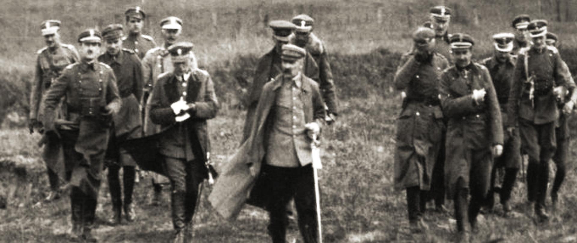 Valsts vadītājs Juzefs Pilsudskis ar virsnieku štābu, 1920.g. Nezināms autors. Avots – Wikimedia Commons [25.06.2020]; Centralne Archiwum Wojskowe, Warszawa