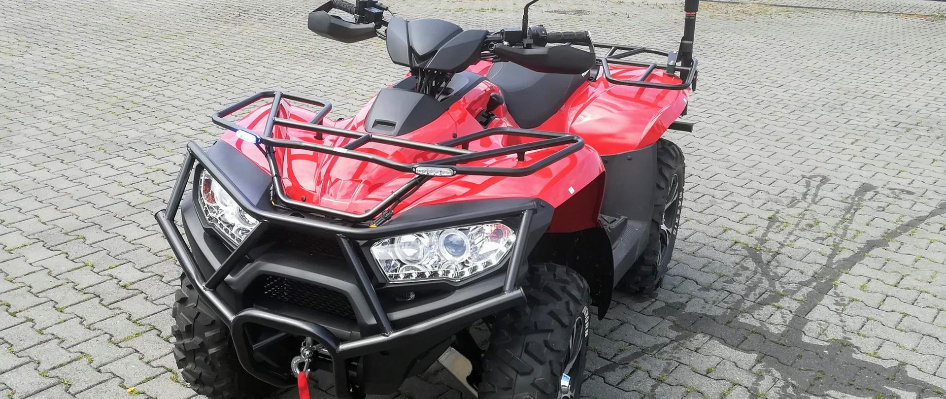 Czerwony quad na placu