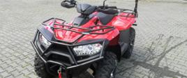 Czerwony quad na placu