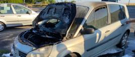 srebrny samochód z podniesiona maska przednia spalony przód pojazdu