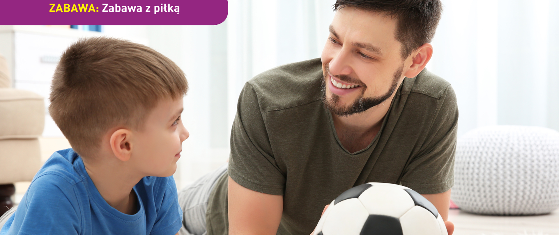 Na zdjęciu widać chłopca oraz mężczyznę trzymającego piłkę nożną. Patrzą się na siebie, leżąc obok siebie na kanapie. U dołu znajduje się pasek logotypów: Europejskie Fundusze Polska Cyfrowa, Ministerstwo Cyfryzacji, NASK i Unia Europejska Europejski Fundusz Rozwoju Regionalnego.