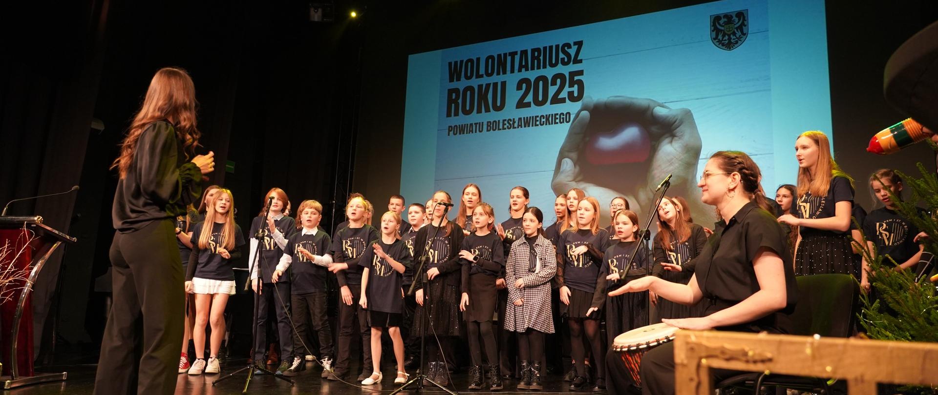 Zdjęcie przedstawiające galę laureatów "Wolontariusz roku 2025" podczas której wystąpili uczniowie szkoły. Gala odbyła się 4 grudnia 2025 roku w Teatrze Starym w Bolesławcu.