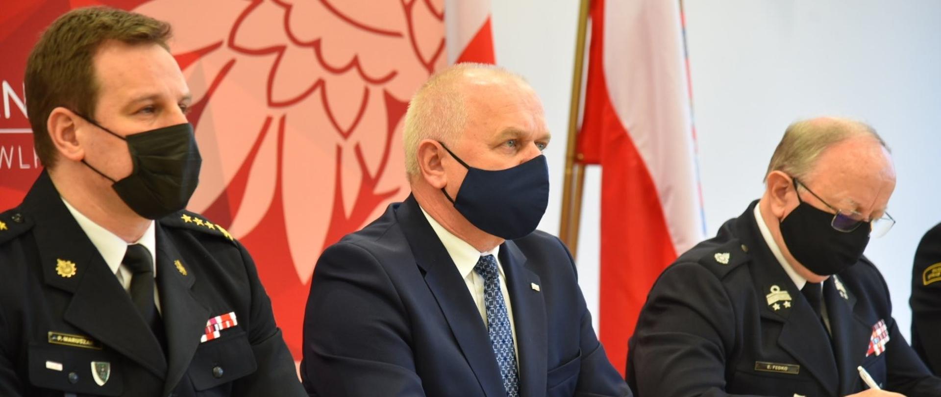 Podsumowanie realizacji zadań PSP w 2021. Od lewej komendant wojewódzki PSP, obok wojewoda lubuski