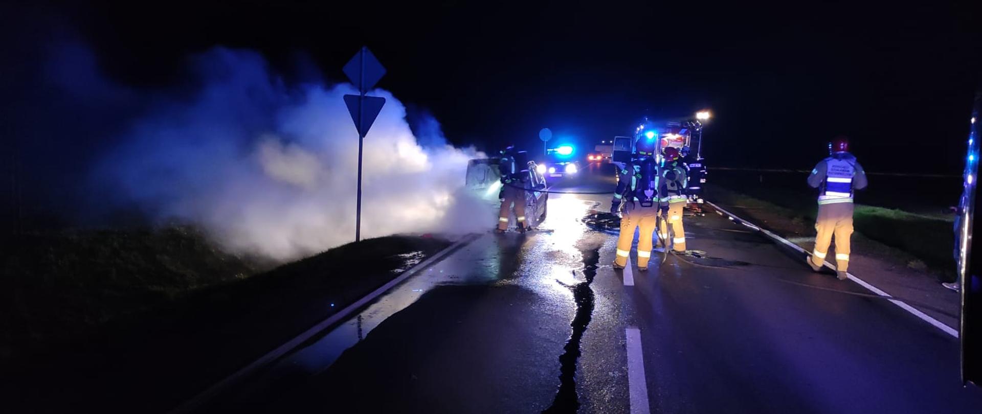 Na zdjęciu strażacy podczas działań gaśniczych przy pożarze samochodu w m.Dolsk
