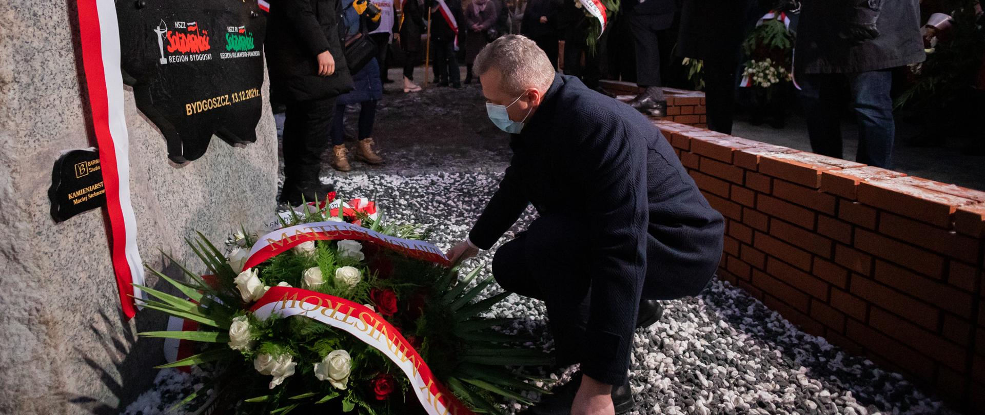 pomnik - wojewoda składa wieniec