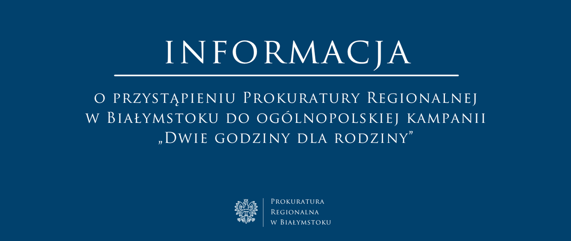 Grafika przedstawia oficjalny komunikat na ciemnoniebieskim tle z białymi elementami tekstowymi i graficznymi. W górnej części umieszczono duży napis „INFORMACJA" oddzielony linią od właściwego tytułu dotyczącego kampanii na rzecz czasu spędzanego z rodziną. Na dole widoczne jest logo instytucji zawierające godło Polski oraz pełną nazwę: „Prokuratura Regionalna w Białymstoku".