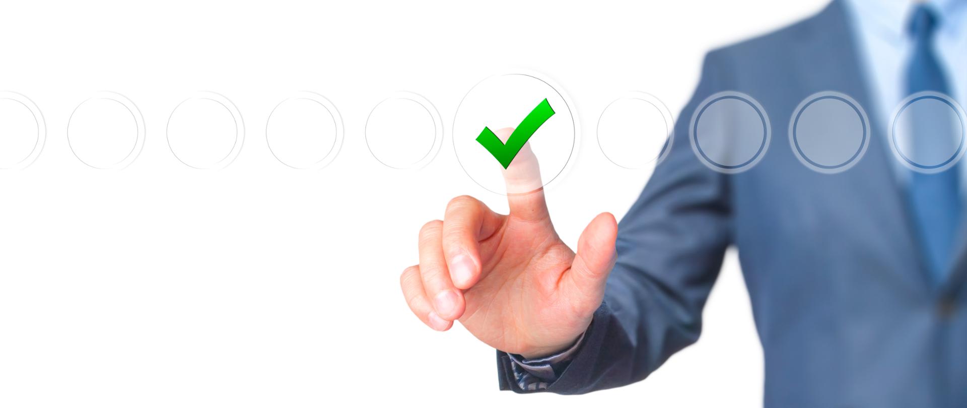 Palec zaznacza kółko i pojawia się zielony symbol zaznaczenia