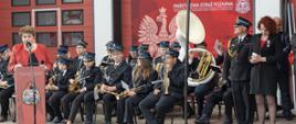 Przemawiająca Pani Starosta na tle orkiestry i zaproszonych gości