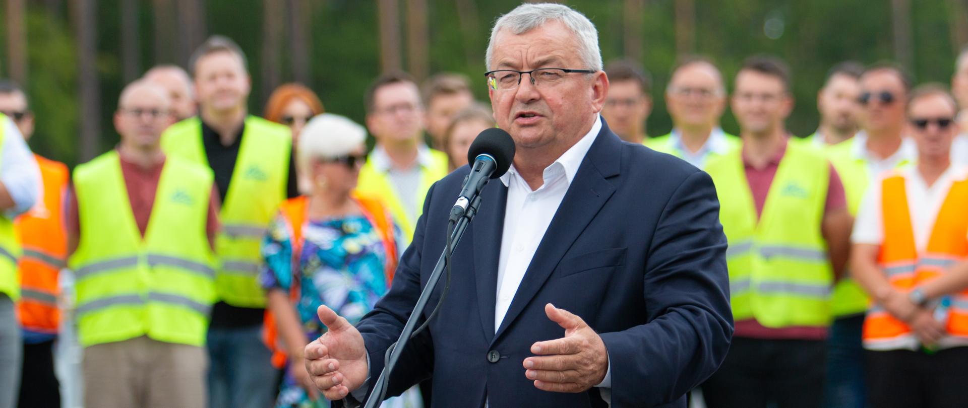 Minister infrastruktury Andrzej Adamczyk wypowiada się w trakcie konferencji prasowej dotyczącej otwarcia obwodnicy Olesna w ciągu S11