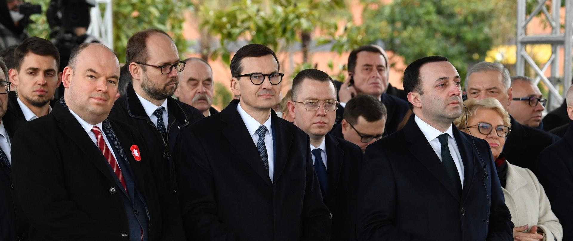 Delegacje rządowe Polski i Gruzji podczas uroczystości odsłonięcia pomnika Prezydenta Lecha Kaczyńskiego w Batumi, Gruzja.