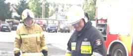 Zdjęcie przedstawia strażaków podczas szkolenia - zajęcia z obsługi urządzeń hydraulicznych