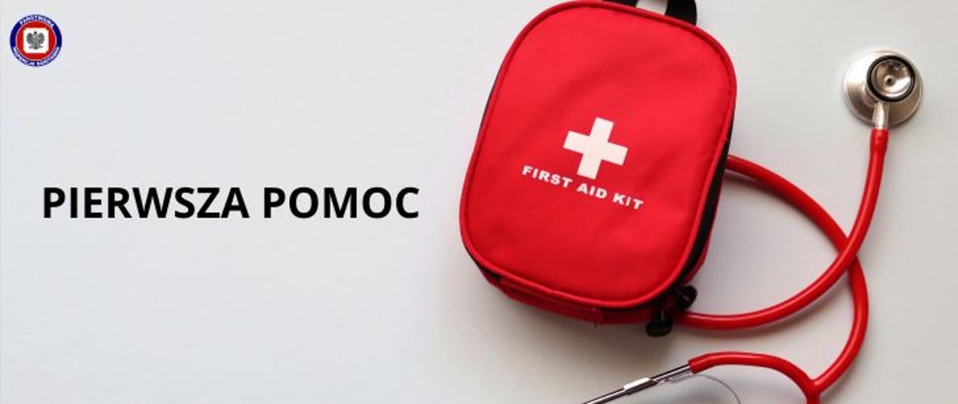 Na jasnoszarym tle czerwona apteczka i stetoskop, po lewej ciemny napis pierwsza pomoc. w Lewym górnym rogu logo Państwowej Inspekcji Sanitarnej.
