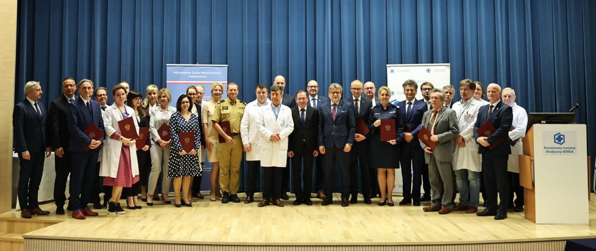 Członkowie Rady pozują do wspólnego zdjęcia