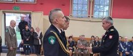 Pomorski komendant wojewódzki Państwowej Straży Pożarnej wręcza wyróżnienia funkcjonariuszom Morskiego Oddziału Straży Granicznej.