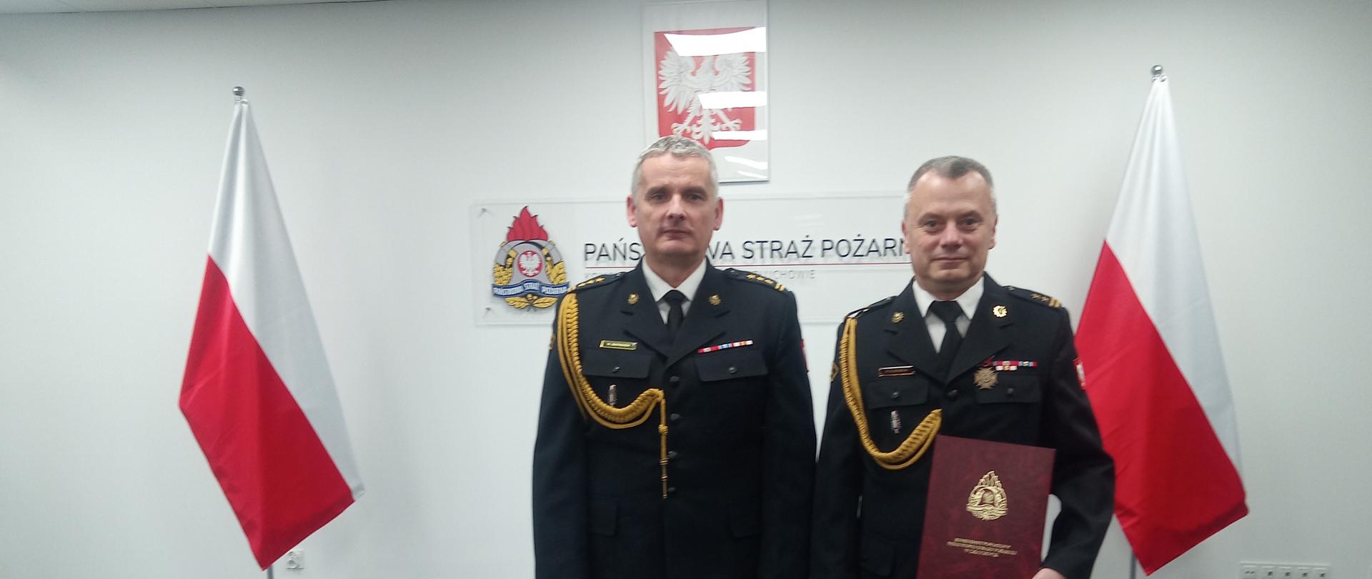 Zdjęcie przedstawia Komendanta Powiatowego Państwowej Straży Pożarnej w Człuchowie st. bryg. Radosława Batruch i przechodzącego na zaopatrzenie emerytalne bryg. Piotra Głodowskiego. 