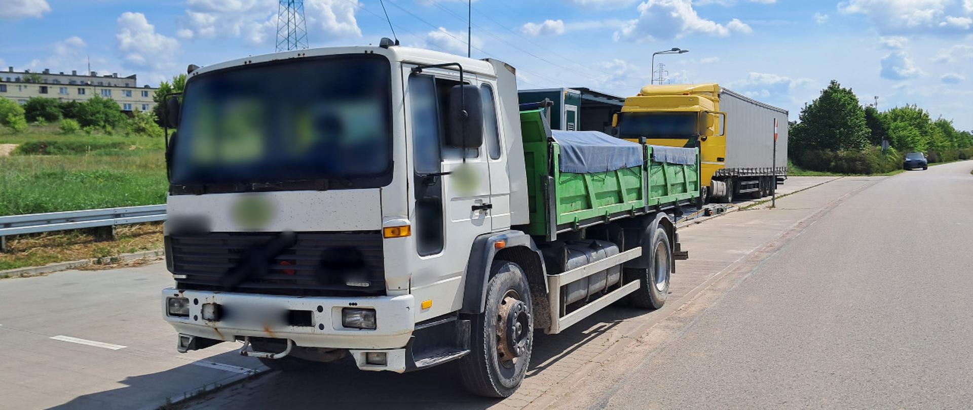 Kontrola wywrotki zatrzymanej przez patrol mazowieckiej Inspekcji Transportu Drogowego na terenie Radomia. Kierujący nie miał wymaganego prawa jazdy kategorii C oraz badań lekarskich i psychologicznych.