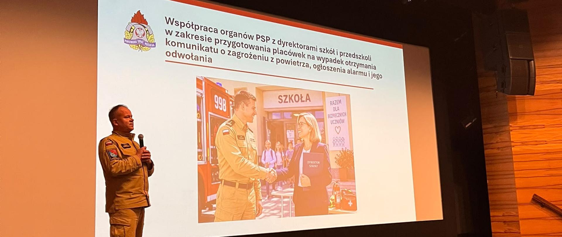 Prelegent strażak na podczas spotkania
