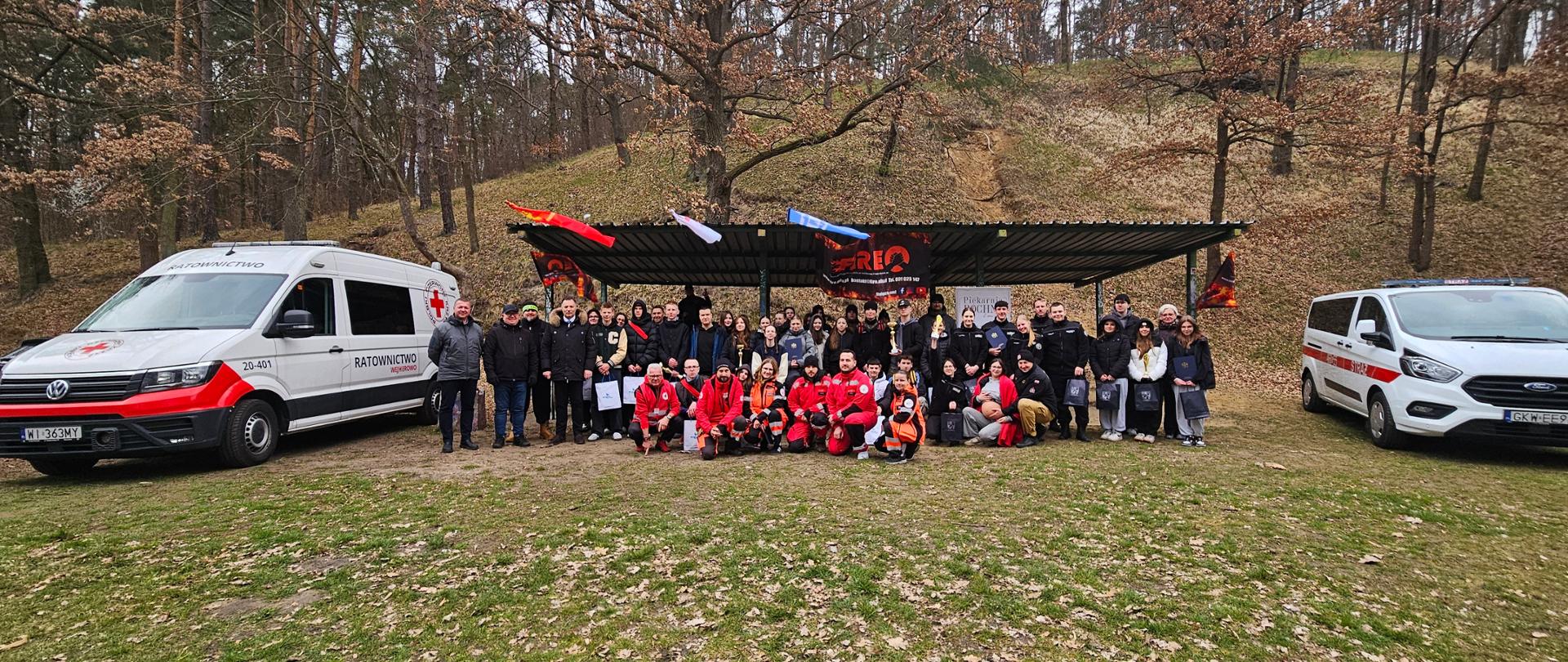 Grupowe zdjęcie uczestników i organizatorów mistrzostw