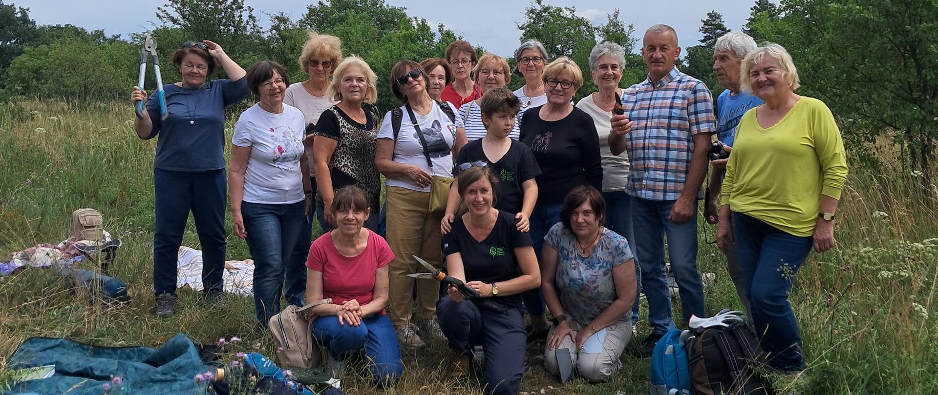 Studenci Uniwersytetu Trzeciego Wieku Uniwersytetu Rolniczego w Krakowie w rezerwacie przyrody Skołczanka