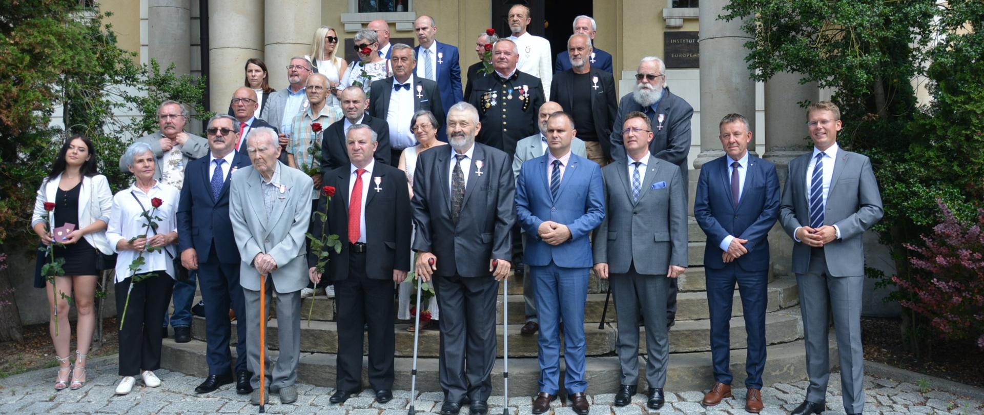 Uroczystość wręczenia Krzyży Wolności i Solidarności zasłużonym działaczom opozycji antykomunistycznej (zdjęcie grupowe) 