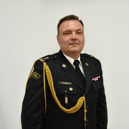 Dariusz Lusa - Komendant Powiatowy PSP w Kutnie w mundurze wyjściowym.