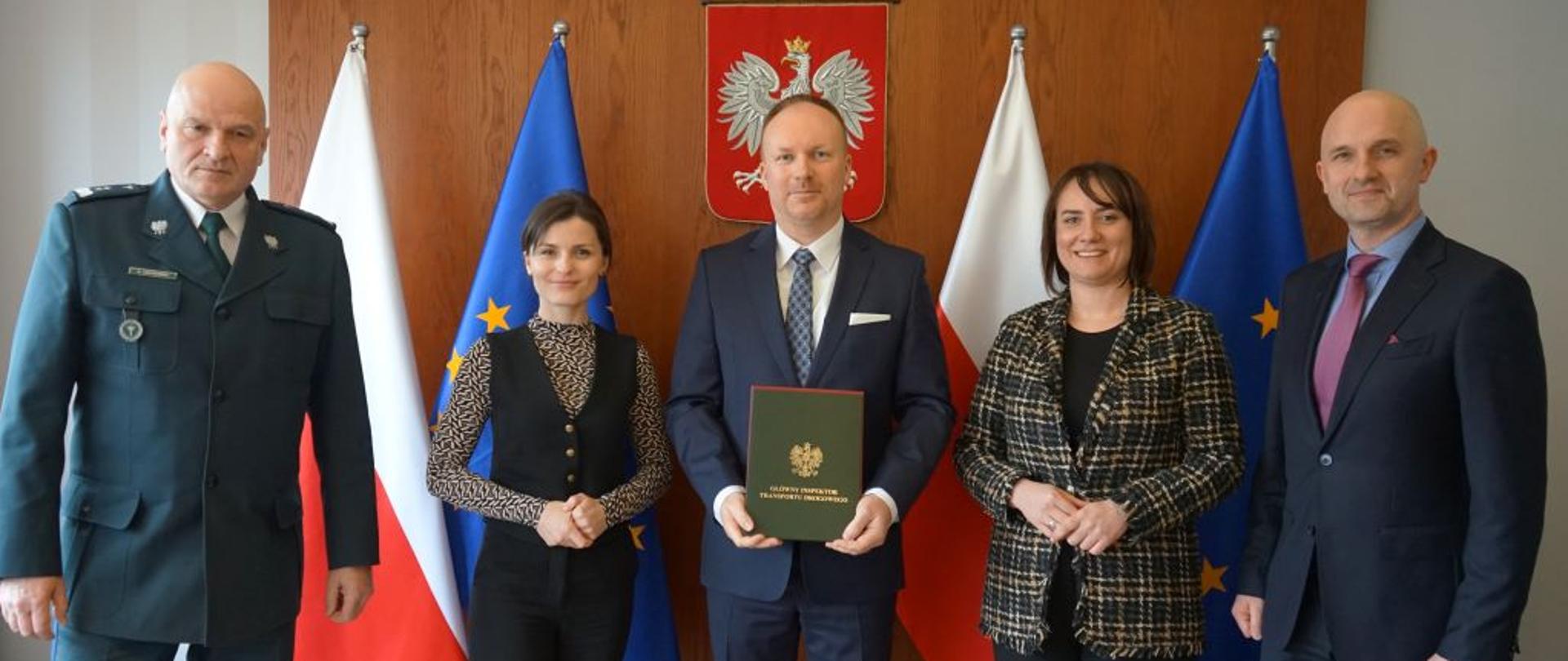 Wojewoda Agata Sobczyk wręczyła inspektorowi Tomaszowi Tańskiemu oficjalny akt powołania w obecności p.o. Głównego Inspektora Transportu Drogowego Artura Czapiewskiego, jego zastępcy Sławomira Nastała oraz I wicewojewody wielkopolskiej Karoliny Fabiś-Szulc
Fot. Wielkopolski Urząd Wojewódzki w Poznaniu