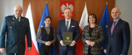 Wojewoda Agata Sobczyk wręczyła inspektorowi Tomaszowi Tańskiemu oficjalny akt powołania w obecności p.o. Głównego Inspektora Transportu Drogowego Artura Czapiewskiego, jego zastępcy Sławomira Nastała oraz I wicewojewody wielkopolskiej Karoliny Fabiś-Szulc
Fot. Wielkopolski Urząd Wojewódzki w Poznaniu