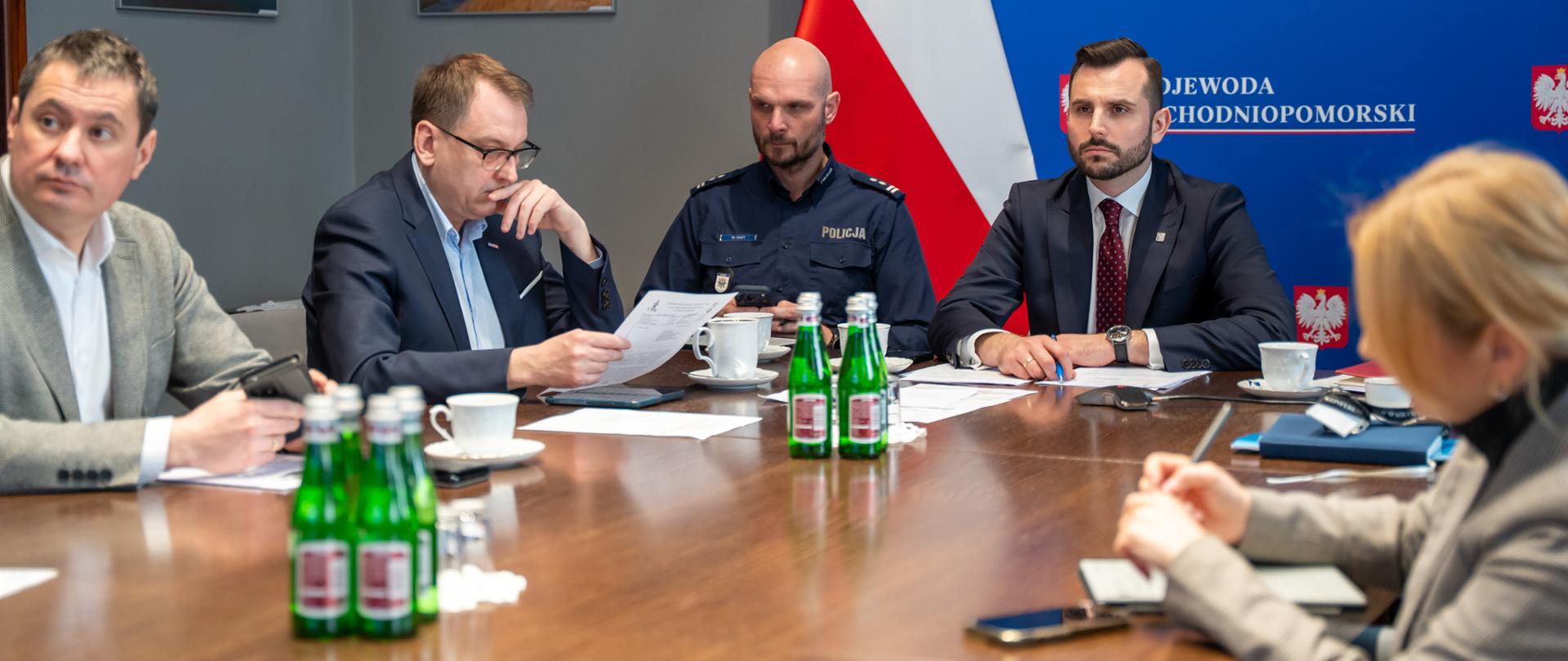 Wideospotkanie organizowane przez MSWiA w sprawie aktualnej sytuacji pogodowej w kraju.