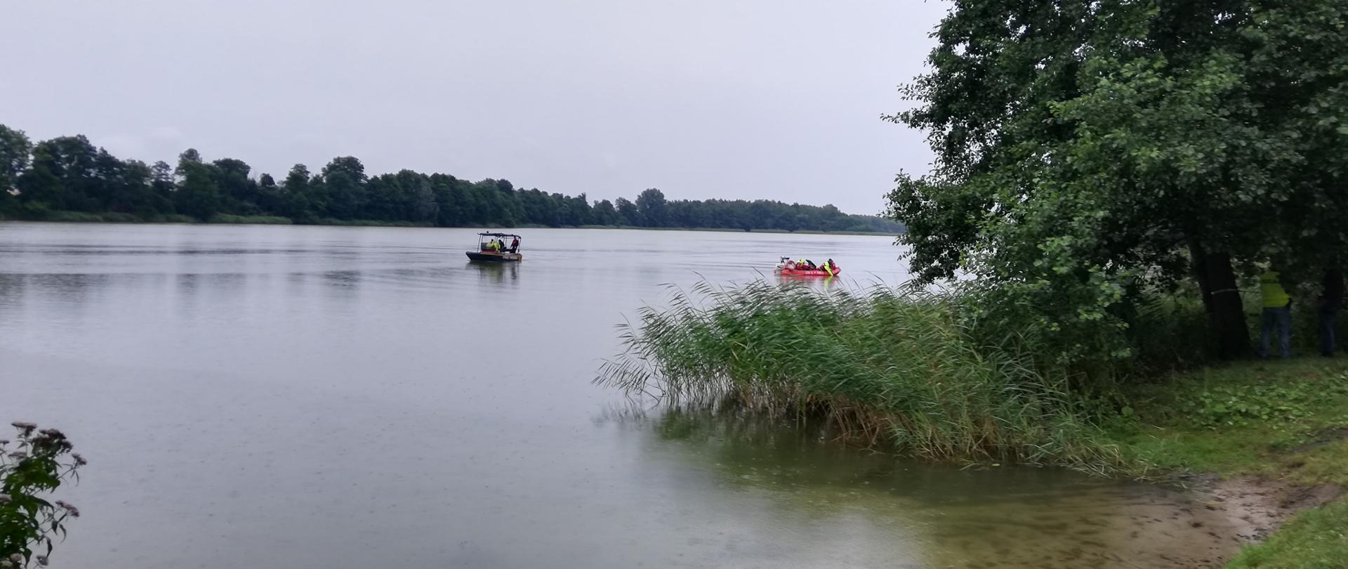 dwie łodzie patrolują jezioro i sprawdzają sonarami dno