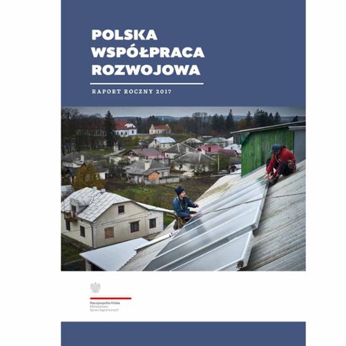 Polska współpraca rozwojowa - Raport roczny 2017 - dwóch mężczyzn na dachu mierzą i instalują solary słoneczne