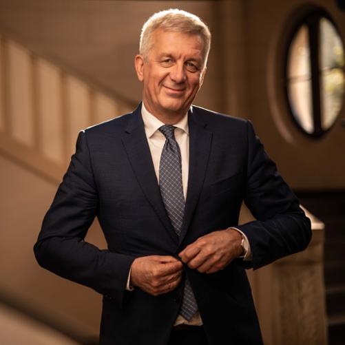 Elegancko ubrany mężczyzna pozuje do zdjęcia