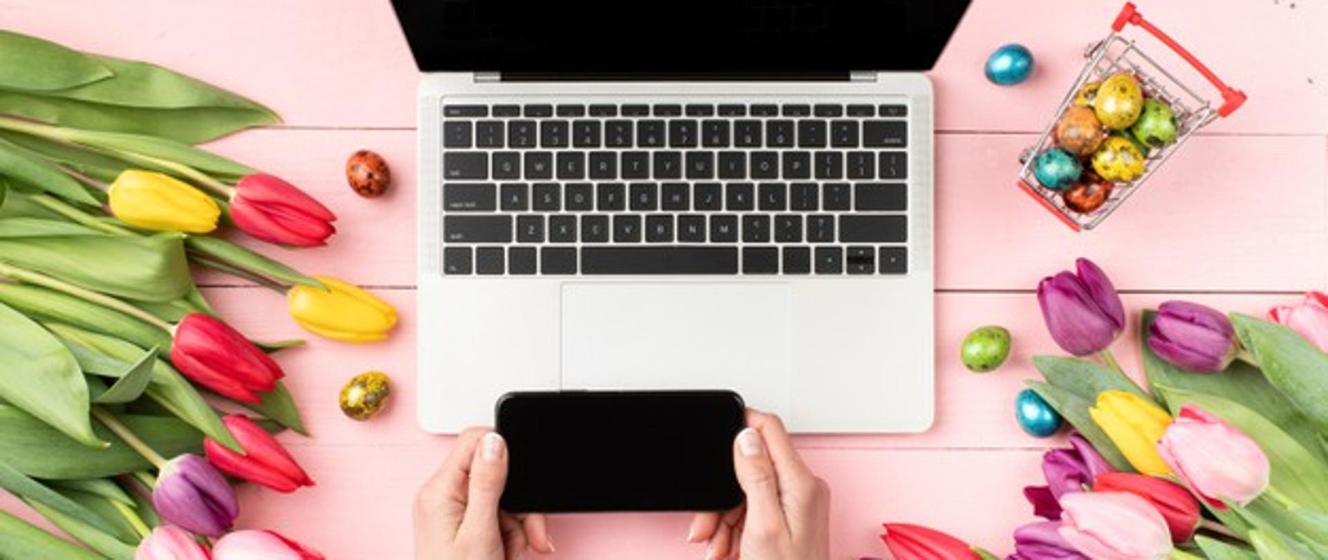 Laptop, smartfon tulipany wielkanoc