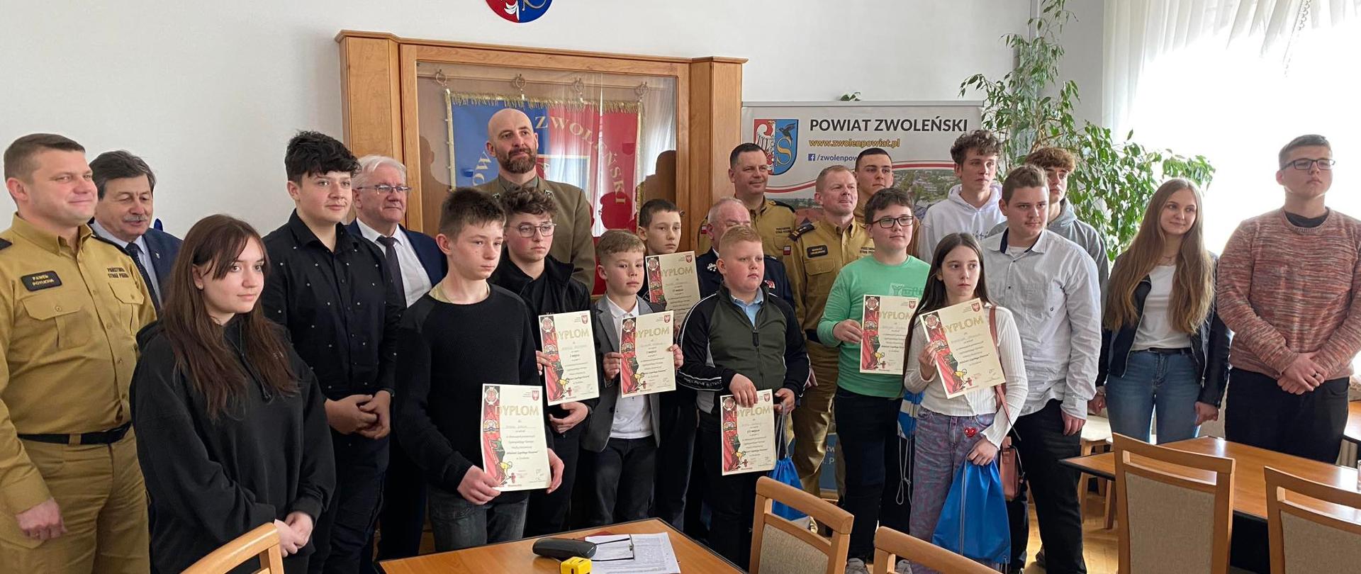 Zdjęcie grupowe razem z uczestnikami turnieju