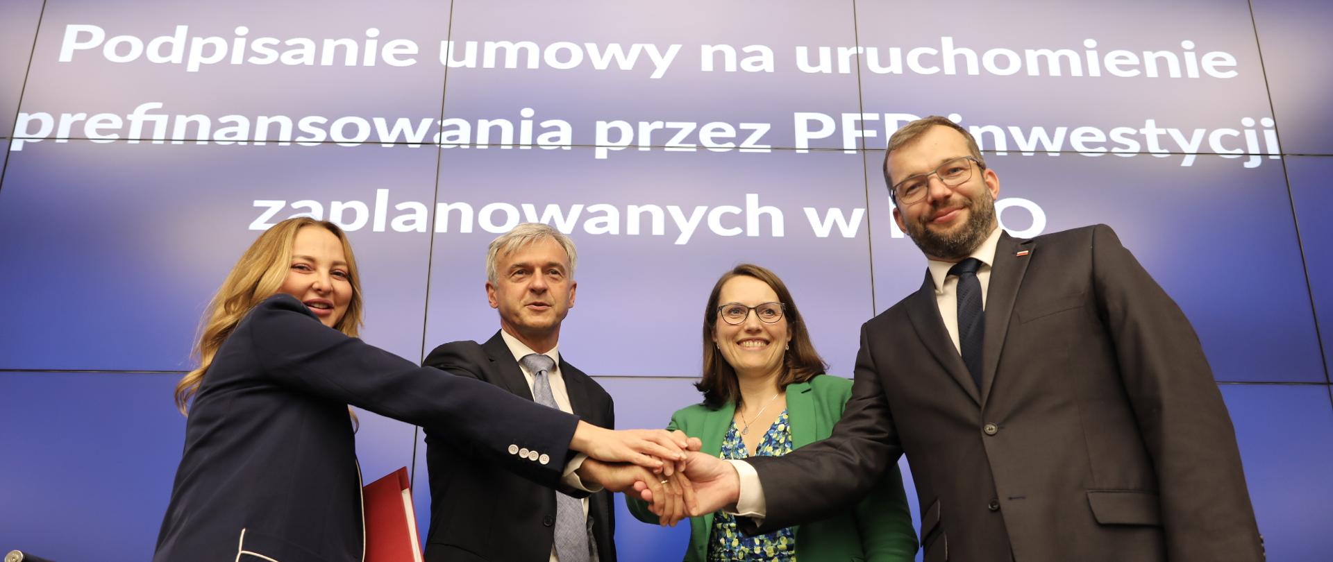 Na zdjęciu m.in. minister finansów Magdalena Rzeczkowska, minister funduszy i polityki regionalnej Grzegorz Puda oraz wiceprezes PFR Bartłomiej Pawlak.