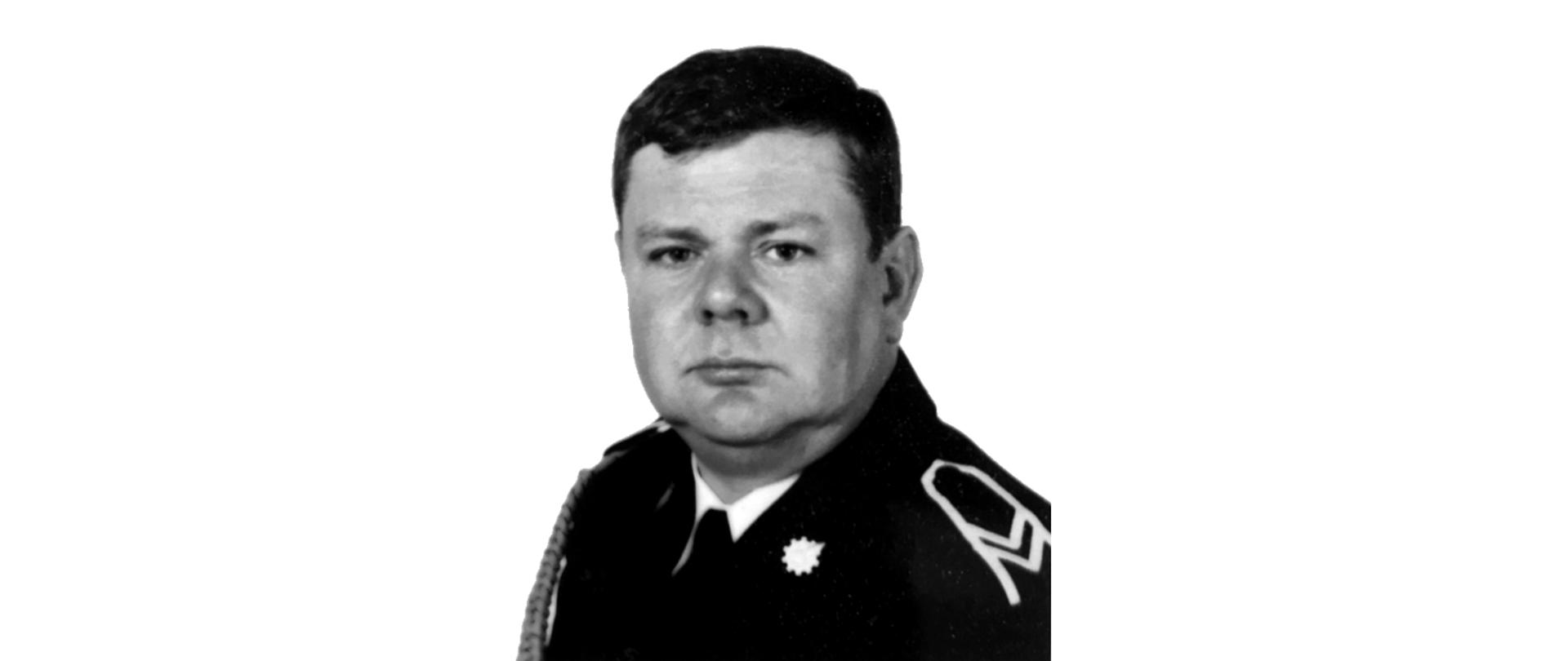 Starszy ogniomistrz w stanie spoczynku Piotr Ilski w mundurze galowym bez nakrycia głowy. Zdjęcie w odcieniach szarości wykonane w 2005 roku.