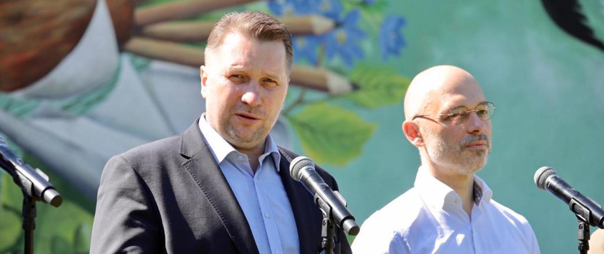 Minister Edukacji i Nauki Przemysław Czarnek przemawia podczas inauguracji programu „Leśna szkoła z klimatem” w Nadleśnictwie Celestynów.