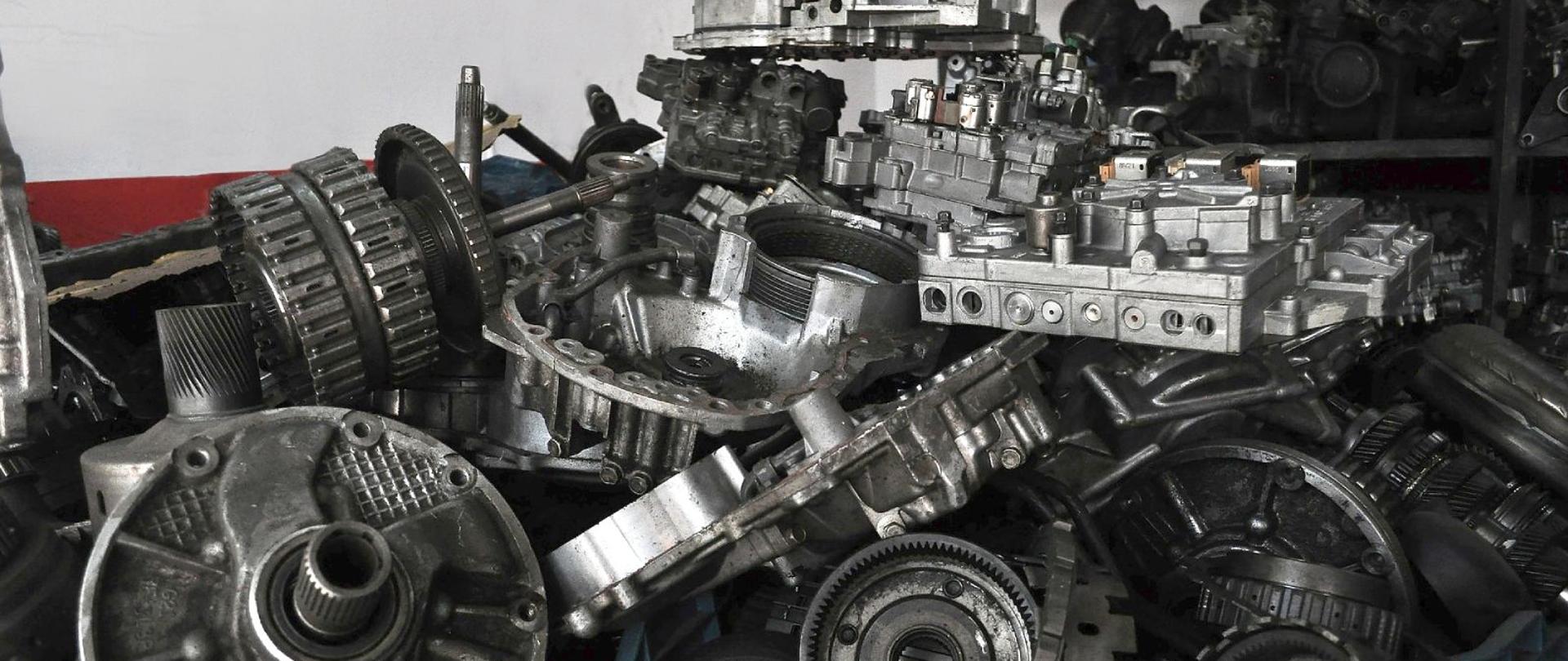 Części samochodowe ułożone obok siebie.