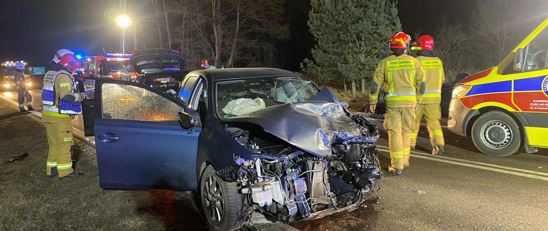 Samochód osobowy oraz działające służby