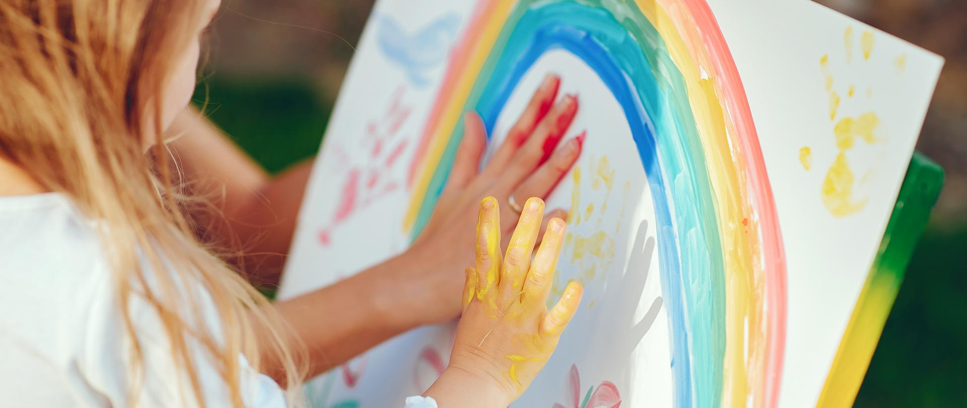 dzieci malujące palcami
