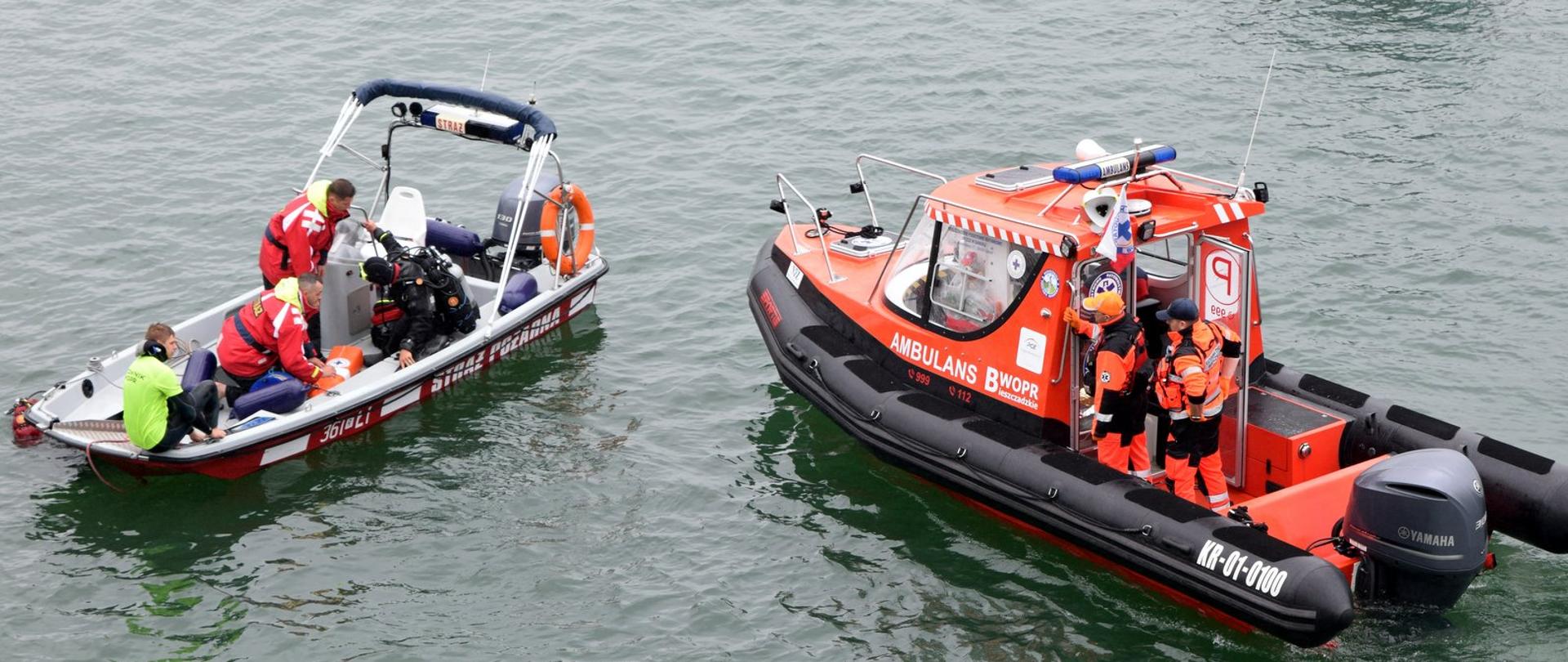Dwie motorowe łodzie ratownicze na jeziorze. Jedna z nich to łódź Państwowej Straży Pożarnej, druga, to ambulans Bieszczadzkiego Wodnego Ochotniczego Pogotowia Ratunkowego.