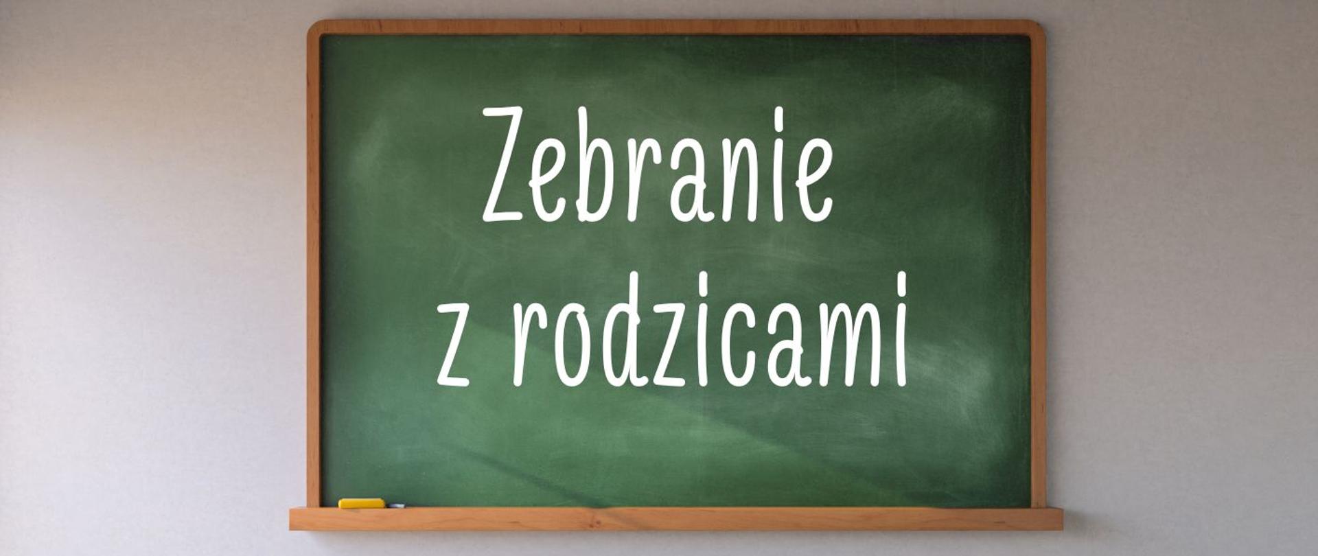 Zdjęcie klasy szkolnej, na tablicy napis zebranie z rodzicami.